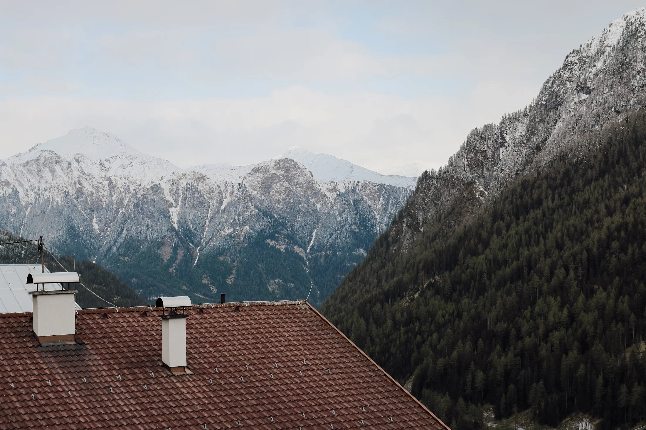 Toiture et neige en Haute-Savoie : prévenir les dégâts